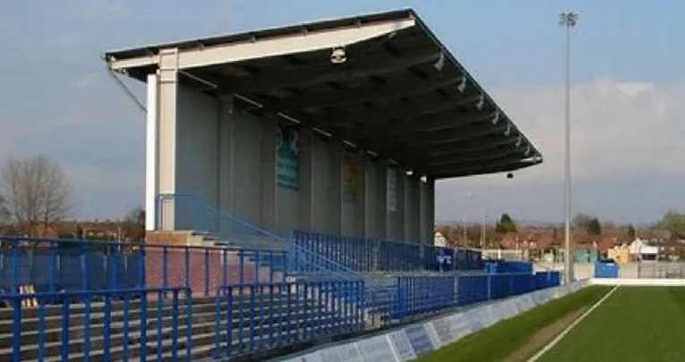 Khán đài đứng tại sân Tameside Ashton, nơi người hâm mộ Curzon Ashton hòa mình vào nhịp thở trận đấu