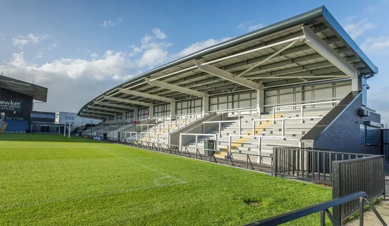 Khán đài đứng (terraces) tại Mill Farm, nơi CĐV AFC Fylde tạo nên bầu không khí cuồng nhiệt, lắng đọng những tiếng reo hò thầm lặng.