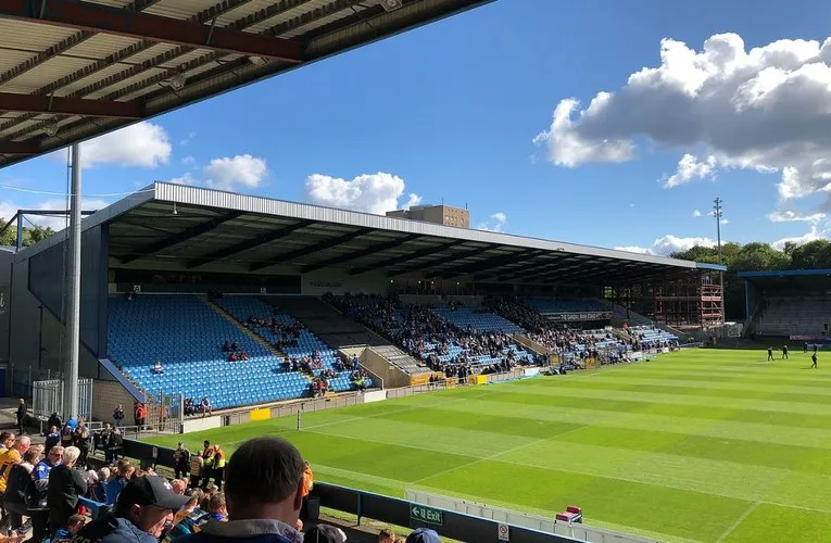 Khán đài East Stand, khán đài chính của sân The Shay, mang dáng vẻ kiên cố