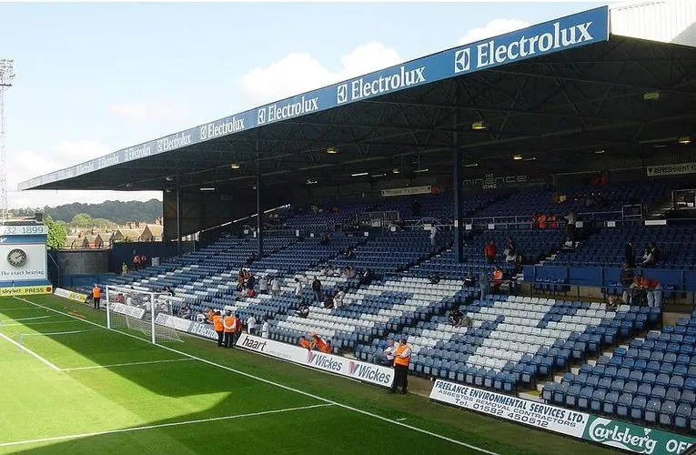Khán đài East Stand tại sân Kenilworth Road, nơi các cổ động viên Luton Town từng chứng kiến nhiều khoảnh khắc đáng nhớ