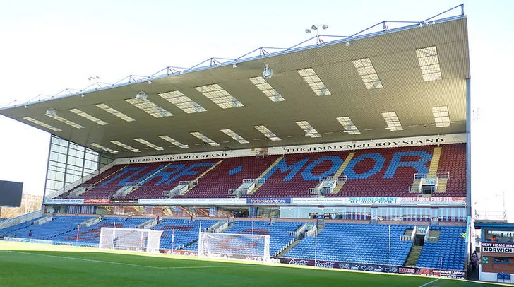 Khán đài Jimmy McIlroy, nơi lưu giữ tình yêu gia đình tại Turf Moor