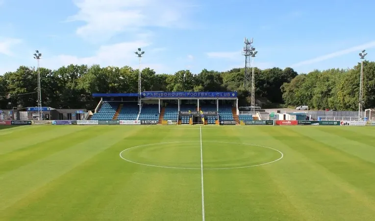Khán đài John O'Hara tại sân Cherrywood Road, nơi hội tụ cảm xúc người hâm mộ Farnborough FC.