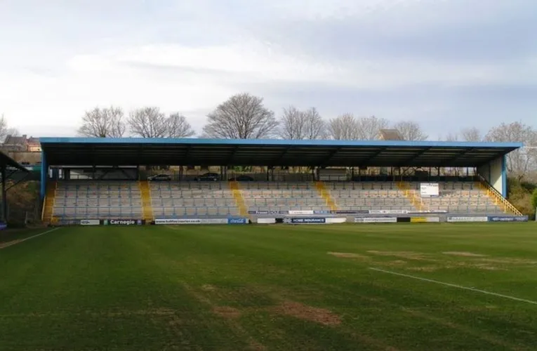 Khán đài North Stand tại sân The Shay, nơi cổ động viên đội khách thường tụ họp