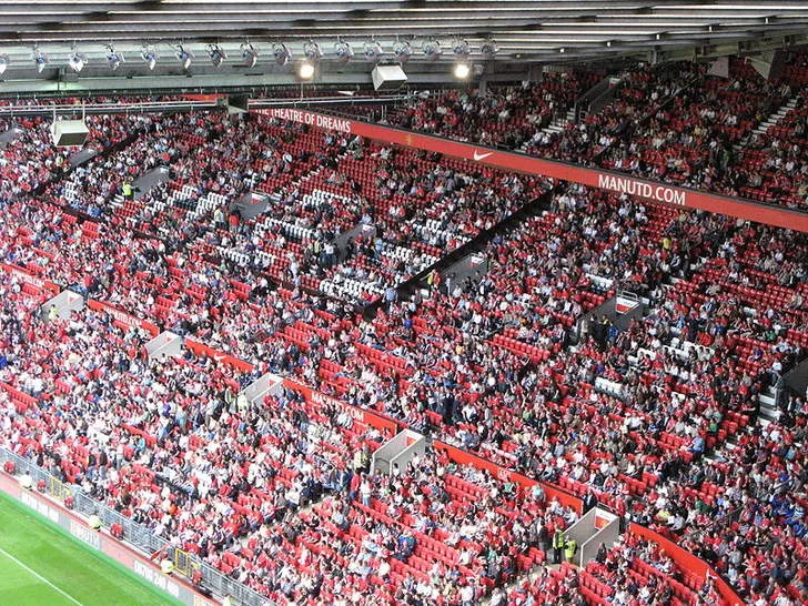 Khán đài Old Trafford rực rỡ dưới ánh đèn, chờ đợi những khoảnh khắc lịch sử của Manchester United