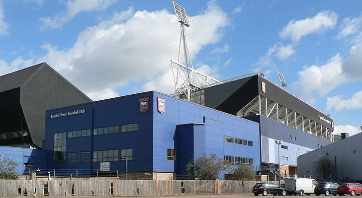 Khán đài phía Nam tại Portman Road, nơi những tiếng reo hò vang vọng dưới ánh chiều