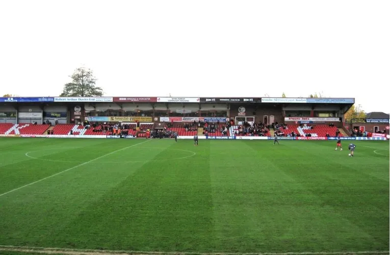 Khán đài phía Tây sân Aggborough, chứng nhân của bao thăng trầm cùng Kidderminster Harriers