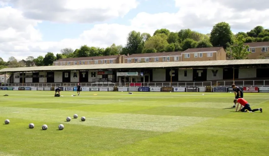 Khán đài Popular Side tại sân Twerton Park, nơi cổ động viên cuồng nhiệt của Bath City FC tập trung cổ vũ, một góc nhìn quen thuộc từ sân bóng.
