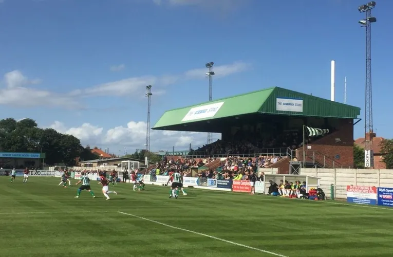 Khán đài Port of Blyth tại Croft Park, nơi người hâm mộ Blyth Spartans theo dõi từng trận đấu.
