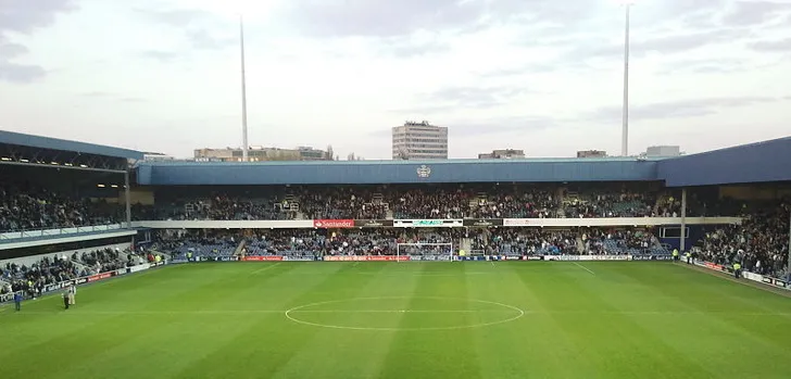 Khán đài rộng lớn của sân Loftus Road, cho thấy kiến trúc truyền thống và không khí sân vận động