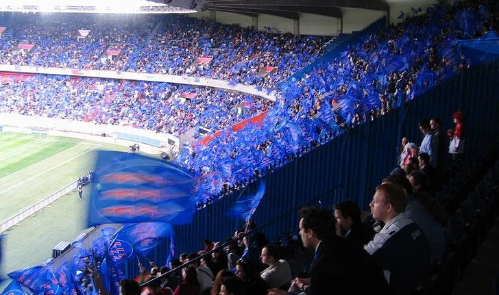 Khán đài rộng lớn của sân Parc des Princes, nơi người hâm mộ PSG cháy hết mình
