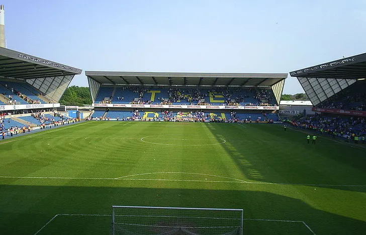 Khán đài sân The Den với những hàng ghế xanh lam và trắng, sẵn sàng cho người hâm mộ Millwall.