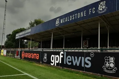 Khán đài sân vận động Grosvenor Vale của Wealdstone FC, London