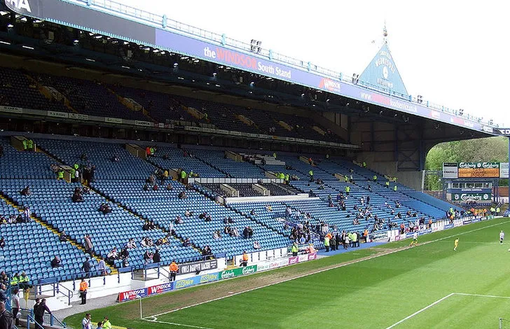 Khán đài South Stand đồ sộ tại sân Hillsborough, khu vực lớn nhất với sức chứa hơn 11.000 chỗ