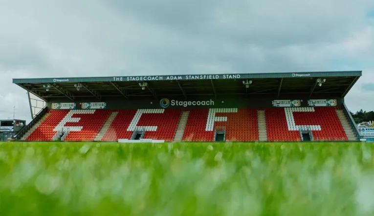 Khán đài Stagecoach tại St James Park, một góc lặng lẽ của sân nhà Exeter City.