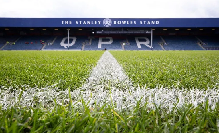 Khán đài Stanley Bowles tại sân vận động Loftus Road, một góc của ngôi nhà QPR