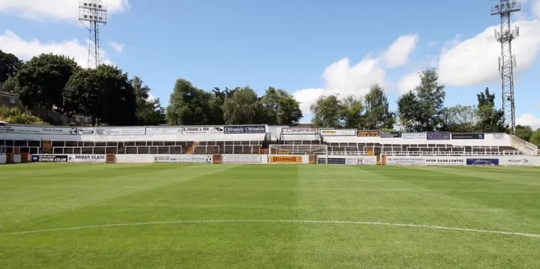 Khán đài The Bristol End tại sân Twerton Park, khu vực thường dành cho người hâm mộ đội khách, một phần không thể thiếu của trải nghiệm bóng đá Anh.