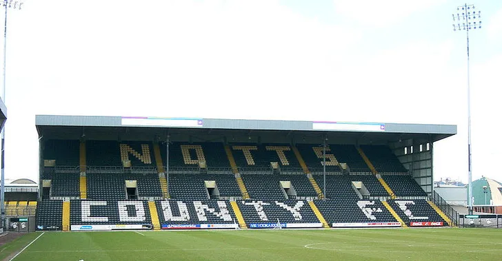 Khán đài The Kop ở sân Meadow Lane, với kiến trúc một tầng đặc trưng