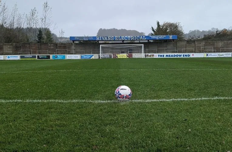 Khán đài The Meadow của Chesham United đơn sơ và mộc mạc