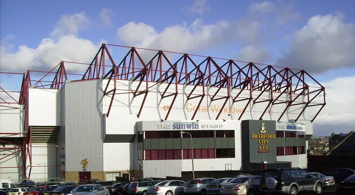 Khán đài The Sunwin Stand của sân vận động Valley Parade, một phần kiến trúc đặc trưng.