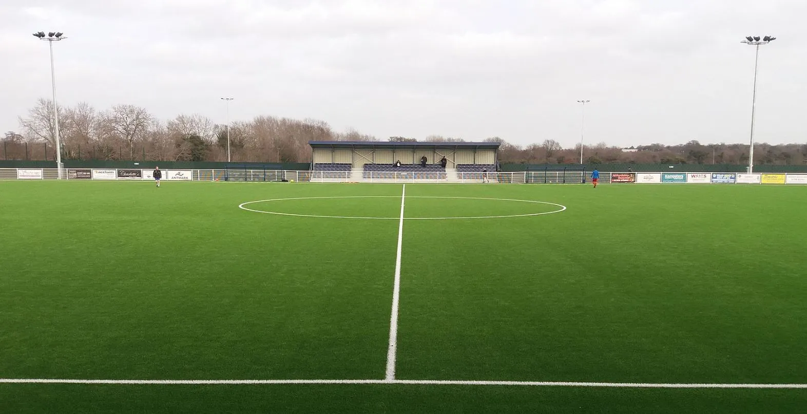 Khán đài thứ hai tại Parkside Stadium, nơi những tâm hồn yêu bóng đá tìm thấy bình yên