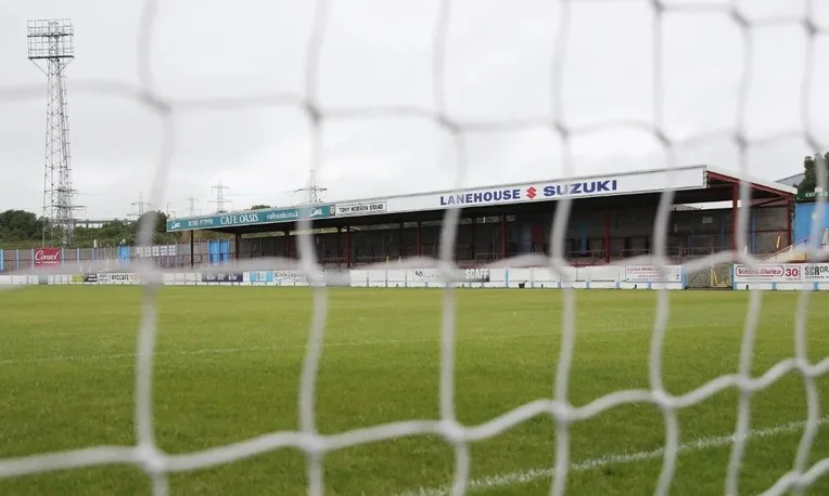 Khán đài Tony Hobson Stand tại Bob Lucas Stadium, vinh danh huyền thoại Weymouth FC