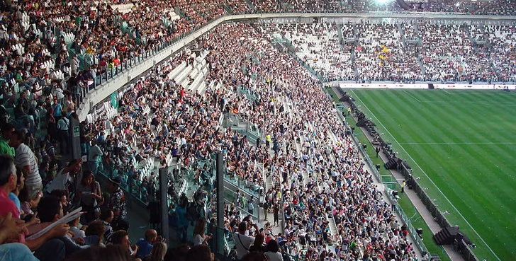 Khán đài Tribuna Est đông đúc người hâm mộ tại Juventus Stadium