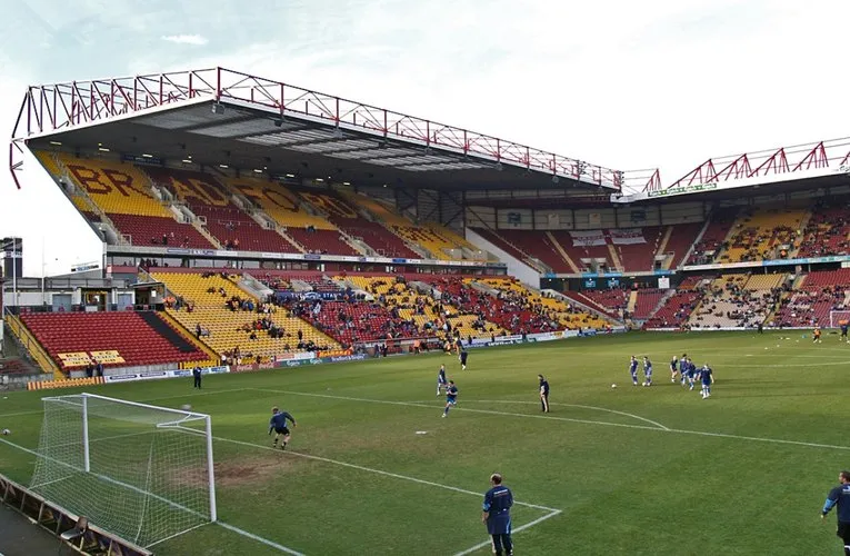 Khán đài Valley Parade trong một ngày thi đấu sôi động, người hâm mộ Bradford City tề tựu.
