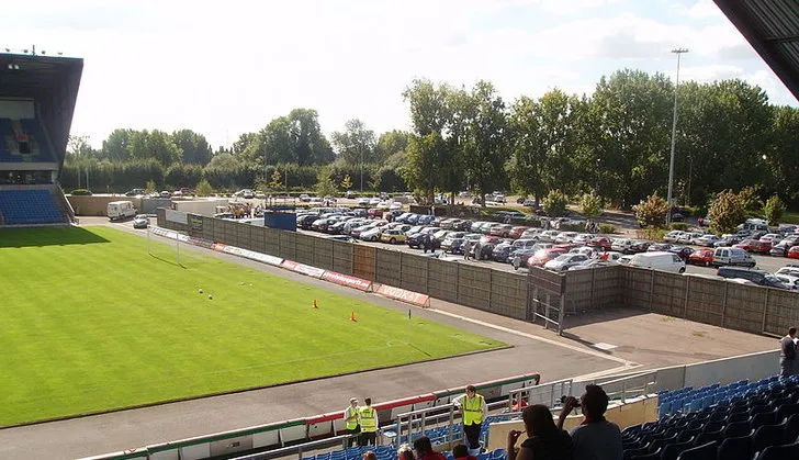Khán đài West End tại Kassam Stadium, nơi từng chứng kiến bao khoảnh khắc thăng trầm của Oxford United