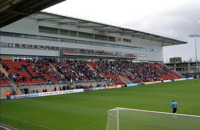 Khán đài West Stand tại sân Brisbane Road, một phần quan trọng của cấu trúc sân vận động