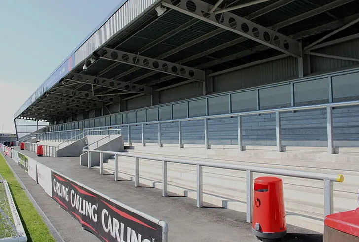 Khán đài West Terrace của sân Mazuma Mobile, nơi những tiếng cổ vũ cuồng nhiệt hòa vào không gian lắng đọng