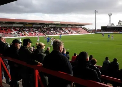 Khán giả lấp đầy khán đài Aggborough Stadium, khung cảnh quen thuộc của một buổi chiều bóng đá Anh