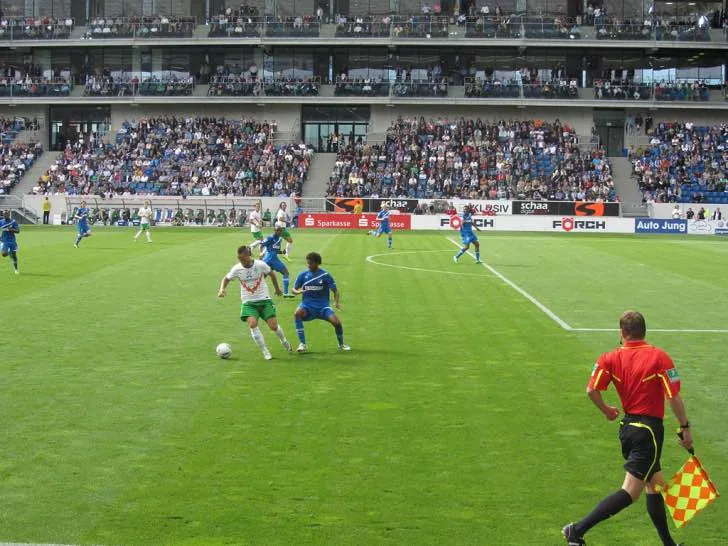 Khán giả theo dõi trận đấu từ khu vực khán đài đặc biệt tại sân Rhein-Neckar-Arena.