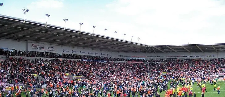 Khoảnh khắc cổ động viên Blackpool ăn mừng tại sân nhà năm 2010