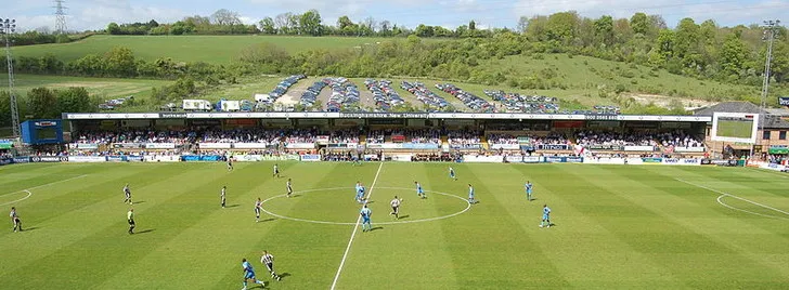 Khoảnh khắc giao tranh giữa Wycombe Wanderers và Notts County trên sân Adams Park