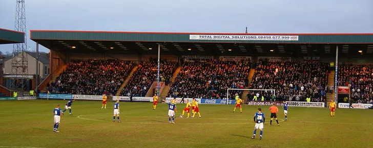 Khoảnh khắc giao tranh quyết liệt trong trận đấu giữa Rochdale và Darlington tại sân nhà Spotland