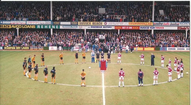 Khoảnh khắc trận đấu West Ham United đối đầu Wolves năm 1993 tại sân Boleyn Ground