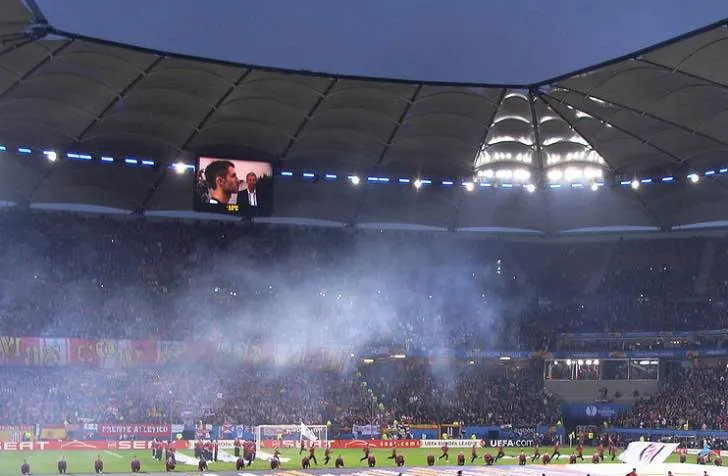 Khói pháo sáng bảng lảng trên sân Volksparkstadion, khoảnh khắc bùng cháy của cổ động viên