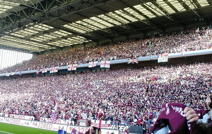 Không gian bên trong khán đài Holte End tại Villa Park, nơi cảm xúc thăng hoa