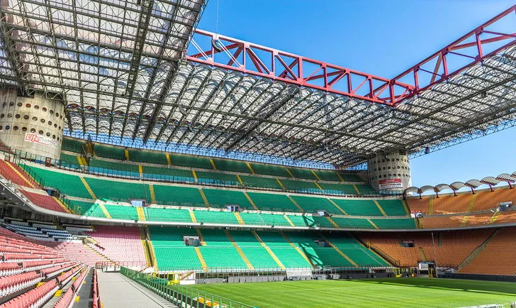 Không gian bên trong sân San Siro khi vắng bóng khán giả, những hàng ghế chờ đợi một câu chuyện mới sẽ được viết trên thảm cỏ.
