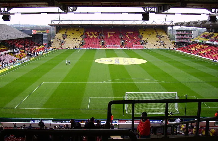 Không gian bên trong sân Vicarage Road vào năm 2010, với các hàng ghế trống vắng chờ đợi trận đấu