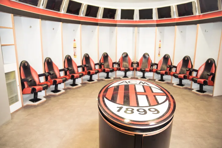 Không gian đẳng cấp của khu vực tiếp đón VIP tại sân San Siro, nơi trải nghiệm bóng đá được nâng tầm với dịch vụ sang trọng.