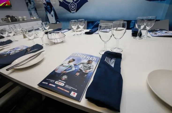 Không gian dịch vụ hiếu khách đẳng cấp tại Toughsheet Community Stadium, nơi người hâm mộ Bolton Wanderers có thể tận hưởng trải nghiệm VIP.