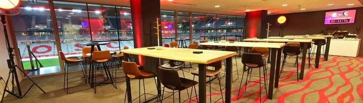 Không gian dịch vụ khách sạn VIP sang trọng tại Stade Pierre-Mauroy, mang đến trải nghiệm bóng đá đẳng cấp.