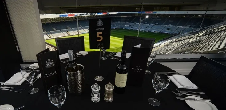 Không gian dịch vụ khách VIP tại St. James' Park, mang đến trải nghiệm bóng đá sang trọng và đẳng cấp cho giới doanh nhân