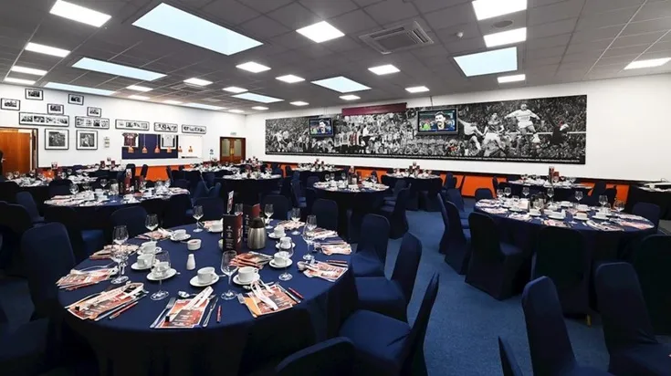 Không gian hospitality tại sân Kenilworth Road, mang đến trải nghiệm cao cấp cho những ngày thi đấu của Luton Town