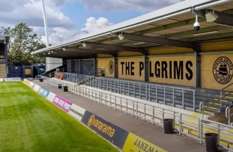 Không gian khán đài Jakemans tại Boston Community Stadium, nơi cổ động viên Boston United tạo nên bầu không khí cuồng nhiệt