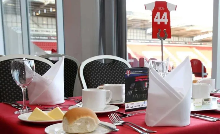 Không gian khu vực hospitality tại New York Stadium, nơi mang lại trải nghiệm xem bóng đá đẳng cấp cho khách của Rotherham United