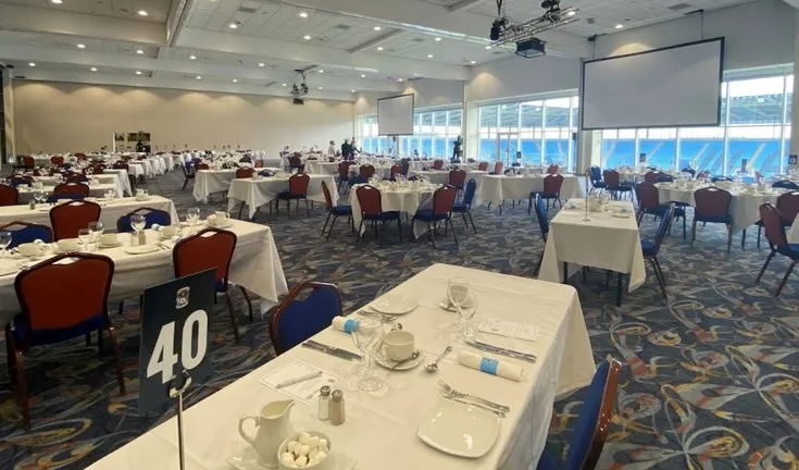 Không gian khu vực tiếp đón khách VIP tại Sân vận động Coventry Building Society Arena, thể hiện sự chuyên nghiệp.
