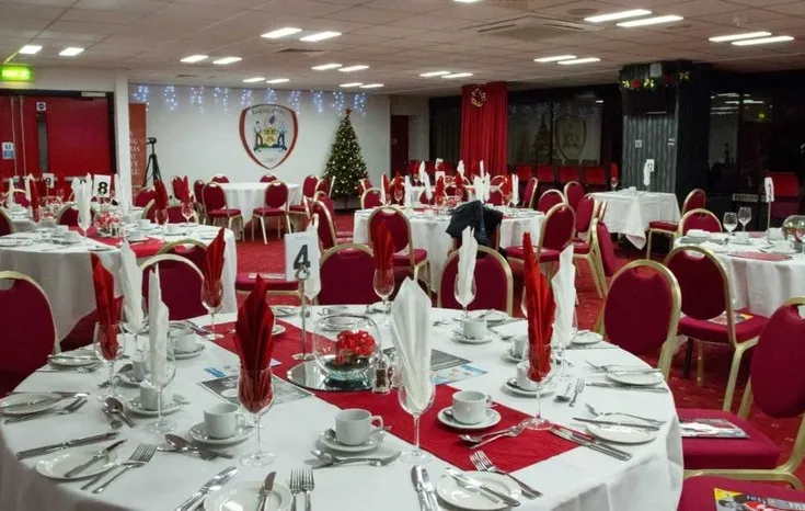 Không gian phòng chờ VIP tại sân Oakwell, nơi trải nghiệm bóng đá đẳng cấp