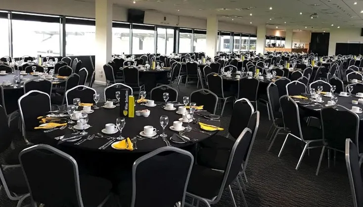 Không gian phòng khách VIP tại Pirelli Stadium, nơi trải nghiệm bóng đá thêm phần đẳng cấp